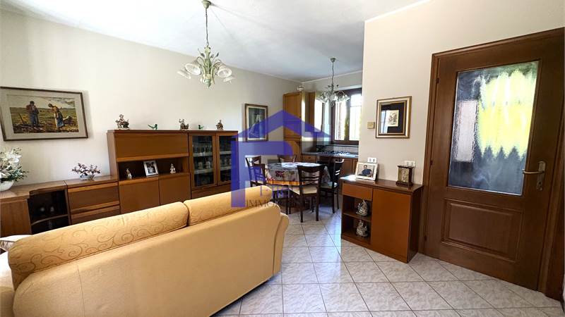 BILOCALE CON INGRESSO INDIPENDENTE DISPOSTO SU DUE PIANI 